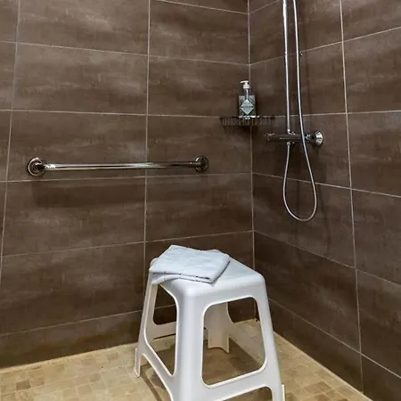 - La Barguere לינה וארוחת בוקר 3*